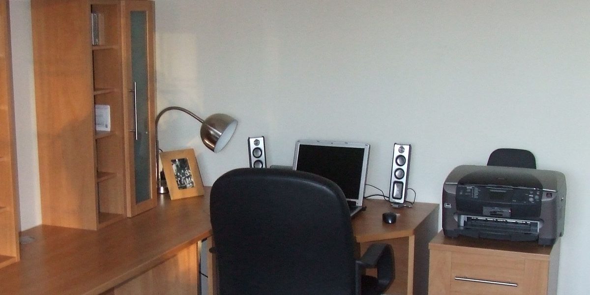Small-Space Home Office Layouts That Actually Work